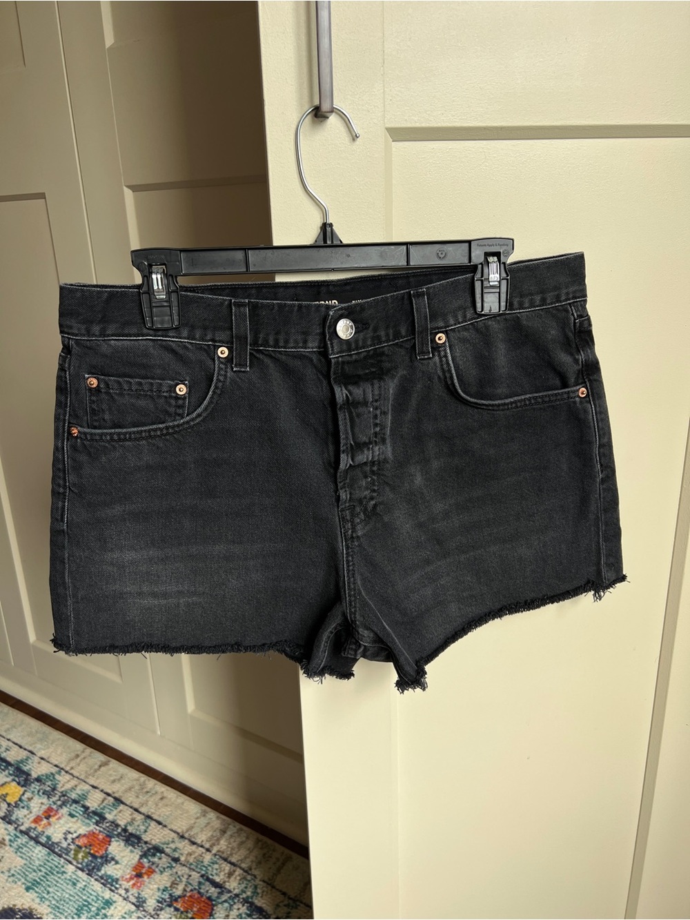 GRLFRND Hayden Low Rise Boyfriend Short in Solstice Canyon - black size 28